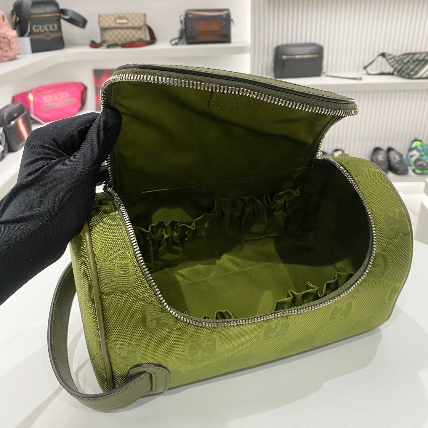 GUCCI GG SUPREME POUCH GREEN