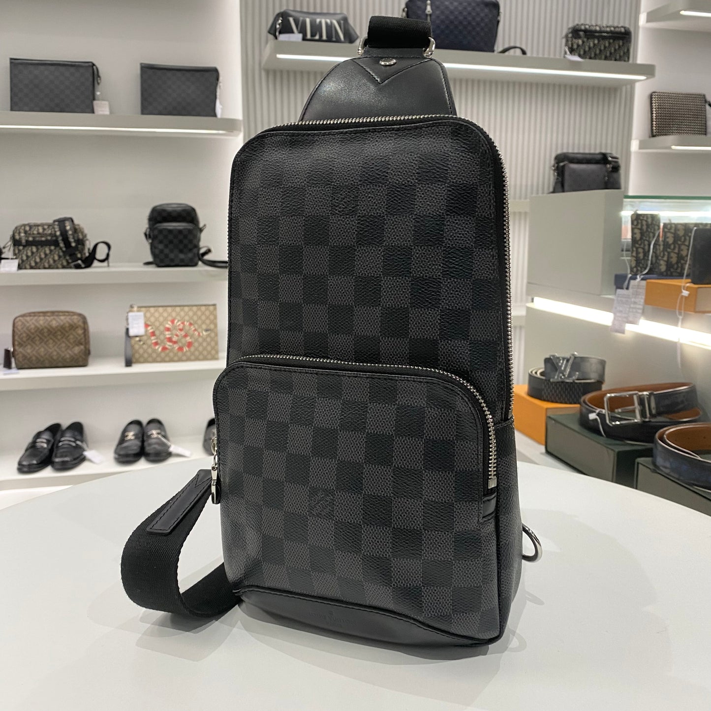 LOUIS VUITTON DAMIER AVENUE SLINGBAG BLACK