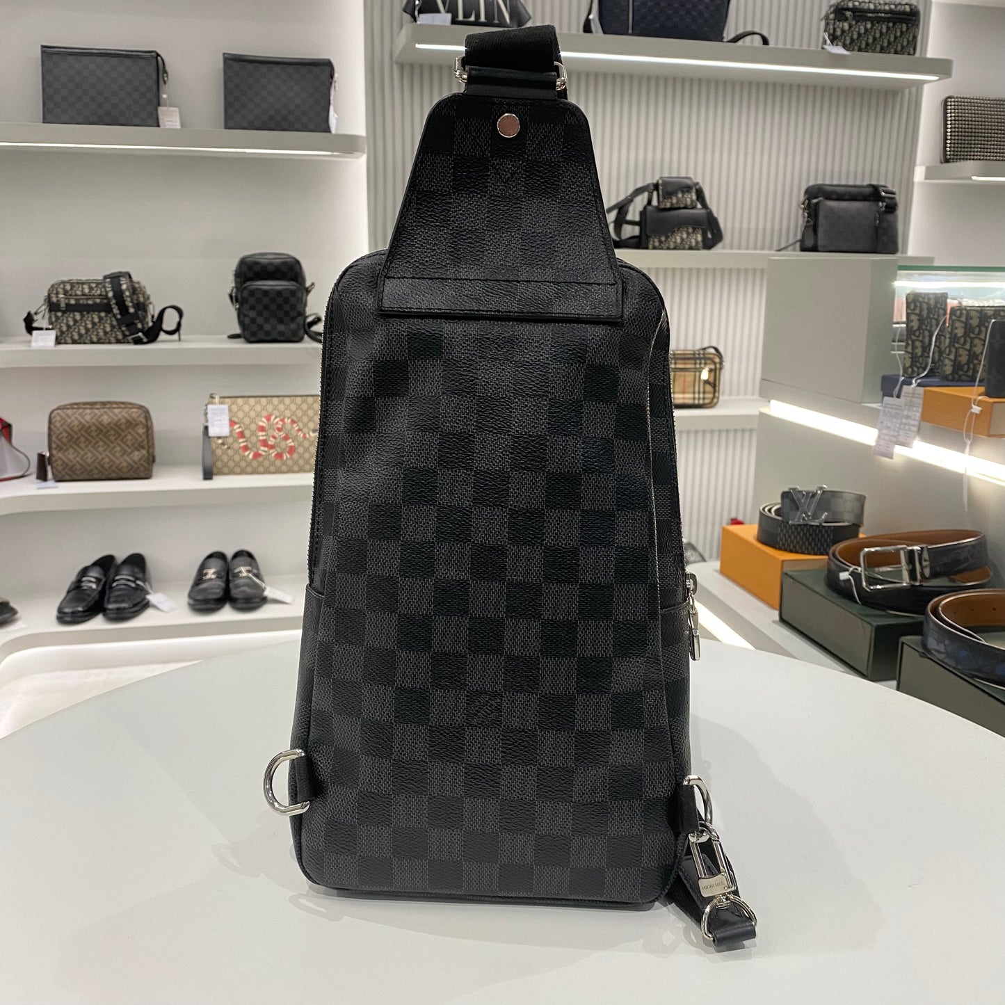 LOUIS VUITTON DAMIER AVENUE SLINGBAG BLACK